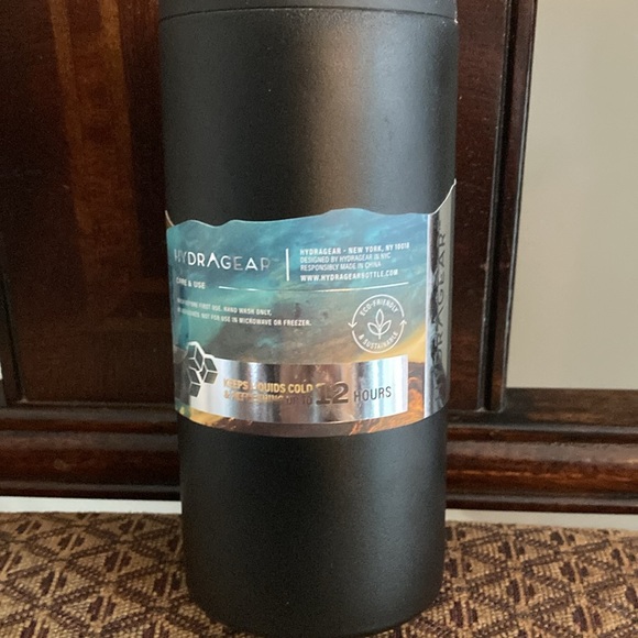 Hydragear Slim Can Cooler with non-slip silicone base - Picture 2 of 4